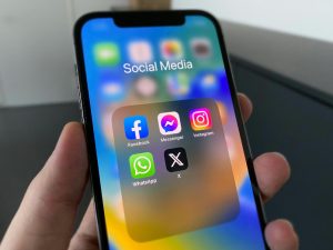 Britain Proposes Overnight Social Media Curfew for Teenagers